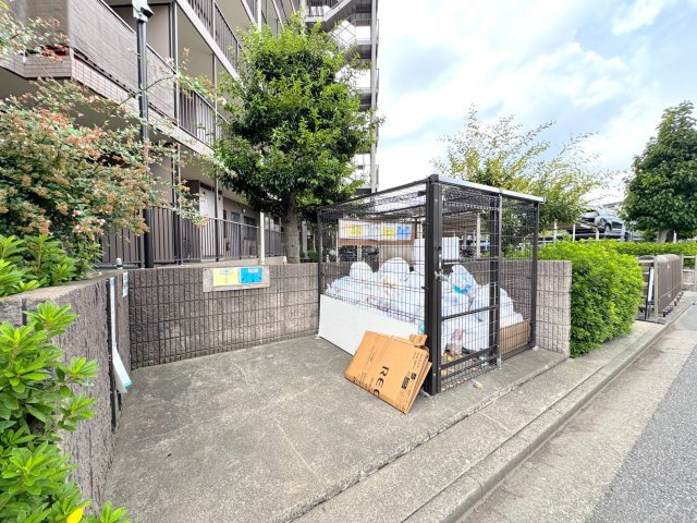 ガーデンコート大宮本郷のその他共用部分|ゴミ置き場
マンション専用のゴミ置き場です。日勤の管理員さんによって綺麗に保たれており、日々のゴミ出しもスムーズに行え助かります。