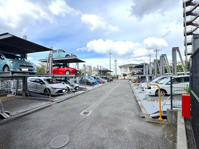 ガーデンコート大宮本郷の駐車場|敷地内には駐車場もございます。（月額7,000円・機械式等制限あり）お車をお持ちのお客様も、どうぞお気軽にご相談ください。