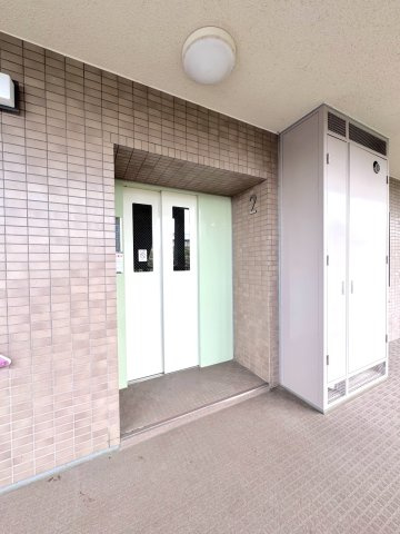 ガーデンコート大宮本郷のその他共用部分|エレベーター
毎日の移動をやさしくサポートしてくれるエレベーター付きです。8階のお部屋まで、荷物が多い日でもスムーズに移動できます。