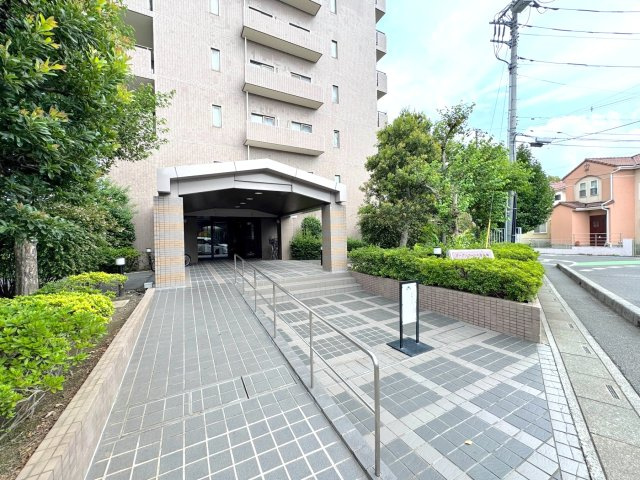 ガーデンコート大宮本郷|エントランス入り口
オートロック完備の安心できるエントランスです。居住者の方やお客様を優しくお迎えする、ホッと一息つけるような空間です。