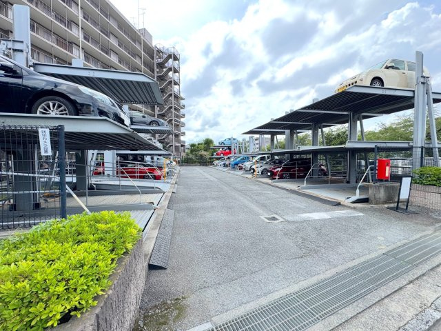 ガーデンコート大宮本郷の駐車場|お車でのお出かけやまとめ買いが多いご家庭にも嬉しい駐車場付きマンションです。空き状況については都度確認いたします。