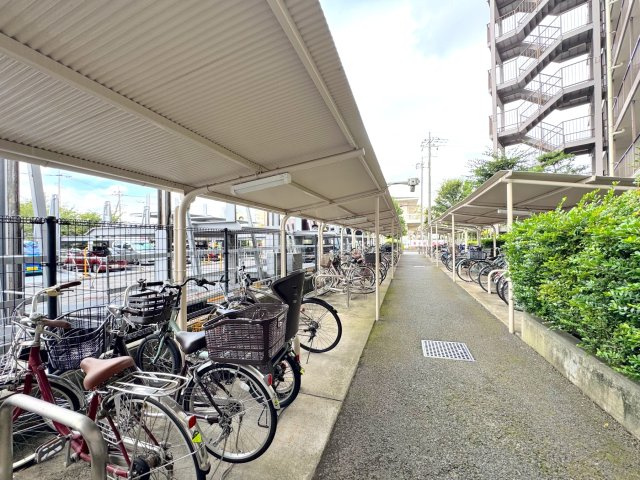 ガーデンコート大宮本郷の駐輪場|敷地内には駐輪場があり、1台目は無料でご利用いただけます。毎日の通勤通学や、近隣のスーパーへの買い出しにも便利ですね。