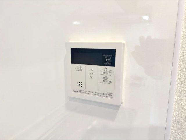 ガーデンコート大宮本郷の発電・温水設備|給湯
新しく交換された給湯器です。ボタンひとつで温かいお湯が使えるため、毎日のバスタイムや冬場の洗い物も快適に行えます。