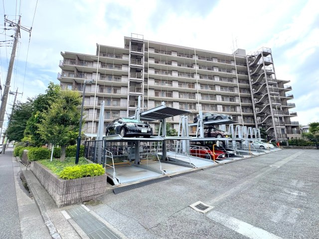 ガーデンコート大宮本郷の外観|お車で約8分の場所には「ステラタウン大宮」があり、休日にはご家族でショッピングやお食事を気軽にお楽しみいただけます。