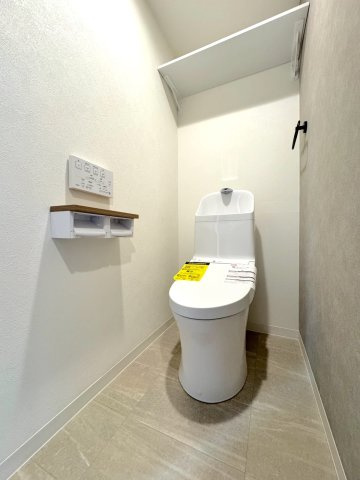ガーデンコート大宮本郷のトイレ|トイレ新規交換
温水洗浄便座（ウォシュレット）付きの新しいトイレです。床材も張り替えられ、毎日清潔で心地よくお使いいただける空間です。