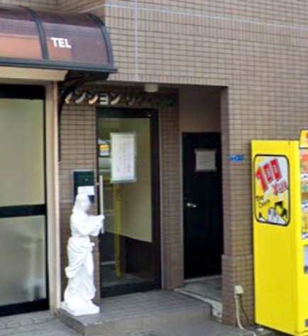 マンションリヴィエラのエントランス