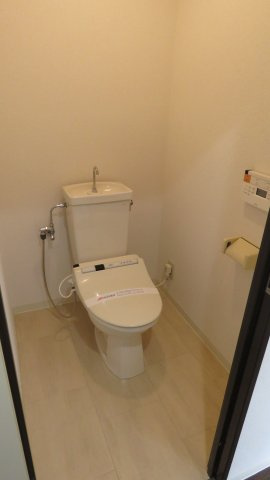 ラフォーレ田無のトイレ|残置の温水洗浄便座は故障の為普通便座に交換します