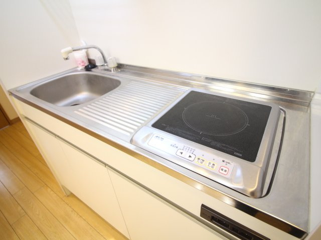 プレジール天神のキッチン|オール電化採用のIHキッチン。お手入れ簡単で自炊も快適