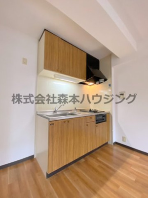 【キッチン】 | 　ソレイユ神田Ⅰ | ※同タイプ別室の写真を使用しています。
　設備内容や色調に相違がある場合は実際のお部屋の現状優先となります。