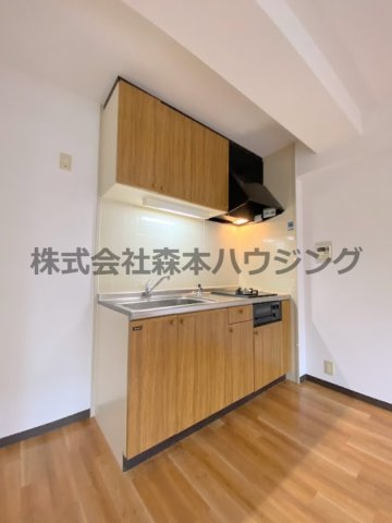 【キッチン】 | 　ソレイユ神田Ⅰ | ※同タイプ別室の写真を使用しています。
　設備内容や色調に相違がある場合は実際のお部屋の現状優先となります。