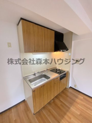【キッチン】 | 　ソレイユ神田Ⅰ | ※同タイプ別室の写真を使用しています。
　設備内容や色調に相違がある場合は実際のお部屋の現状優先となります。