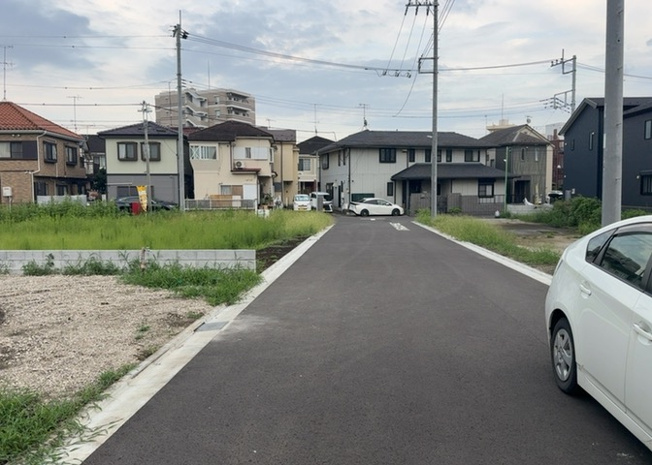 【前面道路含む現地写真】 | 住宅用の土地では前面道路に2m以上接していなければならないと法律で定められています。しかし、お持ちの車のサイズやライフスタイルなどにより、2mでは利便が悪い場合もございますので、事前に確認しましょう。