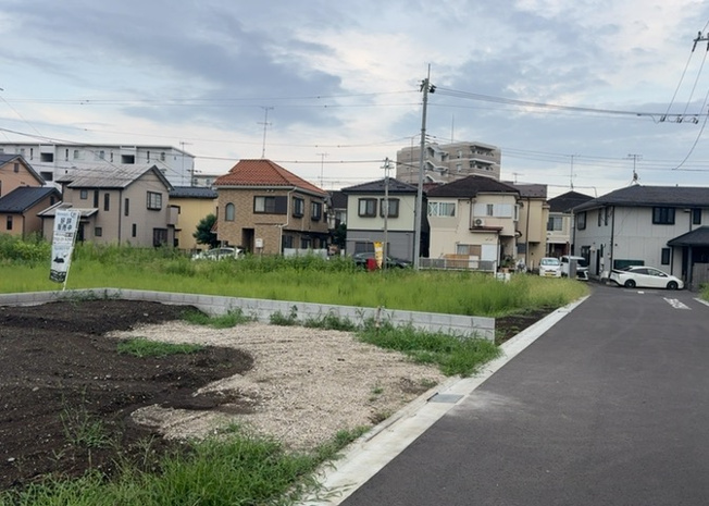 【前面道路含む現地写真】 | お持ちの車種によっては前面道路が広い方が便利でしょう。しかし、前面道路が広ければその分交通量が多くなるため、騒音などが気になる場合があります。実際に現地を見学し、周辺交通量や騒音などを確認しましょう！