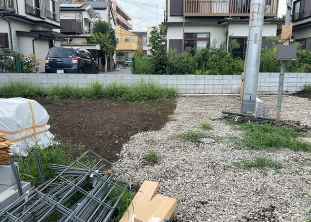 【玄関】 | 玄関は家の顔でもあり、家族以外の目にも止まる場所です。玄関は外との間を仕切る扉、靴などをしまっておく収納スペース、靴脱ぎのたたきスペース、来客とのやり取りをするドアホンなど複数のアイテムからなります。