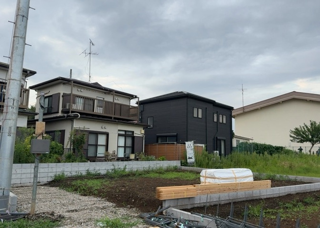 【バルコニー】 | バルコニーは、室外の専用スペースのうち、「屋根がなく開放された空間」であるものを指します。ベランダより広いタイプのものが多く、日当たりもよいため家庭菜園などを楽しみたい人にとって適した環境となります。