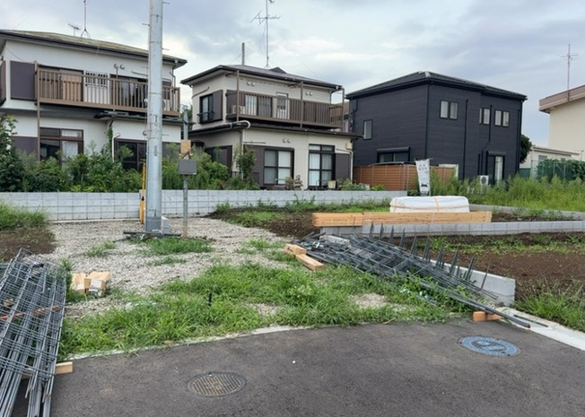 【構造・工法・仕様】 | 木造住宅とは土台、壁、柱など建築物の強度を支える構造体の材に木が使用されている構造を指します。構造体は建物の自重を支えるだけではなく風圧や水圧、積裁荷重などあらゆる衝撃に耐えるための基礎です。