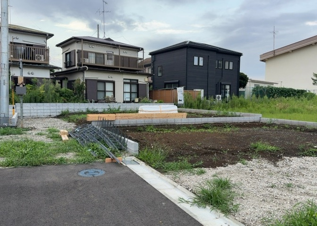 【外観】 | 現地に行くなら、物件の周囲の地形がどうなっているかを見ることも大切です。周辺より低くなっている土地では、大雨などで水が集まりやすいため、地盤が弱くなっているということも考えられるため、注意が必要です。