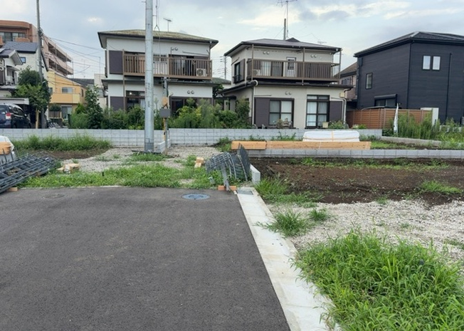 【前面道路含む現地写真】 | 道幅が狭い場所は比較的土地の値段が低いことが多く、また交通量が少ないため騒音が少なく静かな環境で過ごせます。また、小さいお子様がいるご家庭も安心です。一方で車の駐車が難しいというデメリットもあります。