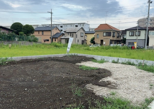 【前面道路含む現地写真】 | 道幅が広い場所は日当たりや風通が良好です。幅が広いのですれ違いも可能ですし大きな車でも駐車可能！一方で、大型車が通ることも多くなるため交通量の増加により騒音に繋がります。また土地の値段が高くなります。