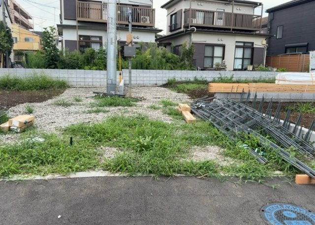 【駐車場】 | 車一台あたりに必要なスペースは、標準サイズの普通自動車で横幅2m50cm、長さ5mは必要になります。ただし、乗降のことも考慮して横幅3m30cm、長さ5m50cmほどは確保できるところを選びましょう。