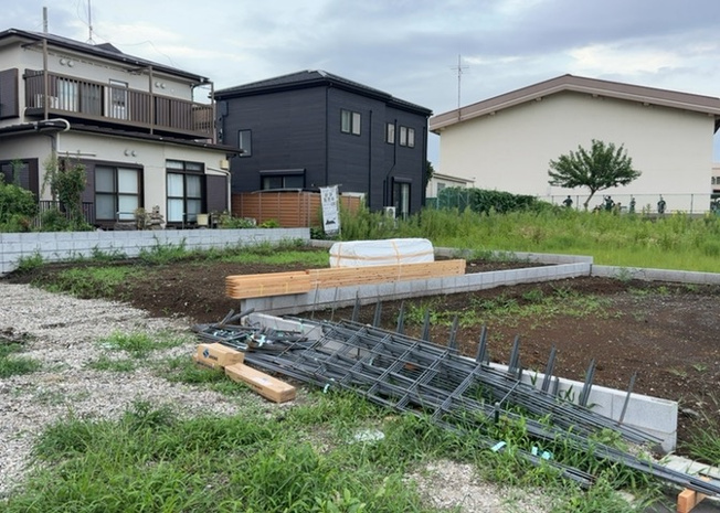 【庭】 | 庭のある家に住むことのメリットとして、子どもたちの遊び場を確保できること、ガーデニングや家庭菜園を楽しめること、明るさを確保できることがあります。また、配置を工夫することでプライバシーが確保できます。