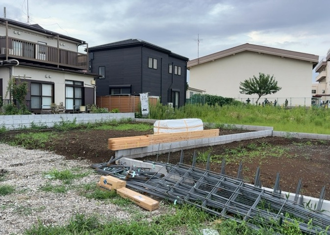 【玄関】 | 玄関は、狭すぎると複数人で使いにくく、広すぎても無駄な空間になりがちです。最低2畳を目安にして、家の広さとの兼ね合いや家族の人数を考慮して決めるとよいでしょう。現地を見学して快適な玄関を選びましょう！