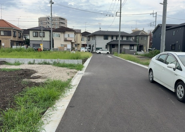 【前面道路含む現地写真】 | 住宅用の土地では前面道路に2m以上接していなければならないと法律で定められています。しかし、お持ちの車のサイズやライフスタイルなどにより、2mでは利便が悪い場合もございますので、事前に確認しましょう。