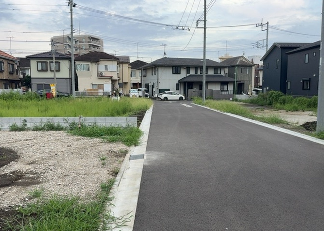 【前面道路含む現地写真】 | お持ちの車種によっては前面道路が広い方が便利でしょう。しかし、前面道路が広ければその分交通量が多くなるため、騒音などが気になる場合があります。実際に現地を見学し、周辺交通量や騒音などを確認しましょう！