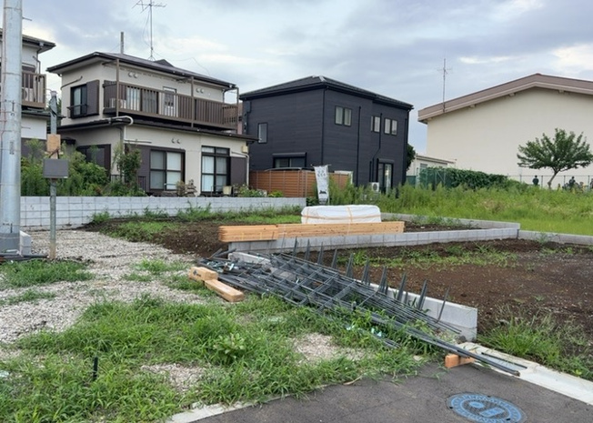 【庭】 | 庭があることでガーデニングや家庭菜園はもちろん、こどもの遊び場やペットを放して遊ぶことができます。また、家の周囲に余裕があるということです。隣地との間があれば、十分な日当たりと、風通しが確保できます。