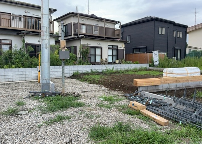 【玄関】 | 玄関は家の顔でもあり、家族以外の目にも止まる場所です。玄関は外との間を仕切る扉、靴などをしまっておく収納スペース、靴脱ぎのたたきスペース、来客とのやり取りをするドアホンなど複数のアイテムからなります。