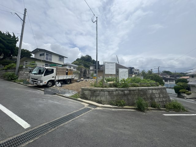 葉山一色、海を望む家。の前面道路含む現地写真