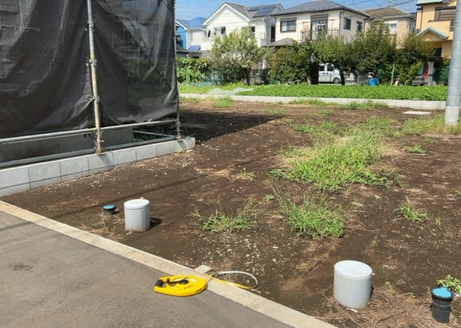 【駐車場】 | 車一台あたりに必要なスペースは、標準サイズの普通自動車で横幅2m50cm、長さ5mは必要になります。ただし、乗降のことも考慮して横幅3m30cm、長さ5m50cmほどは確保できるところを選びましょう。