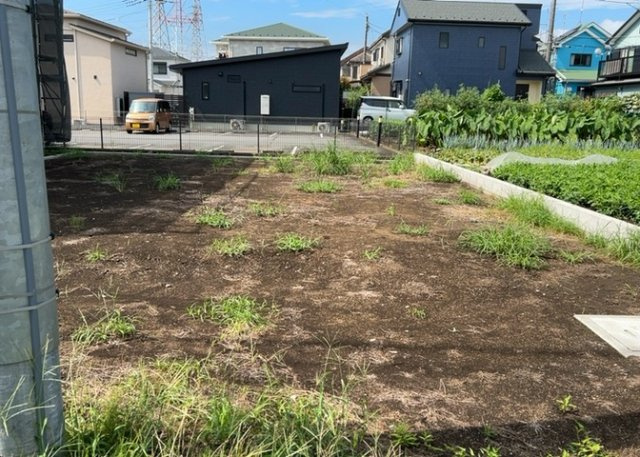 【庭】 | 庭のある家に住むことのメリットとして、子どもたちの遊び場を確保できること、ガーデニングや家庭菜園を楽しめること、明るさを確保できることがあります。また、配置を工夫することでプライバシーが確保できます。