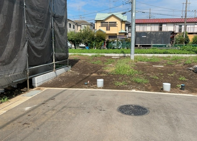 【前面道路含む現地写真】 | 住宅用の土地では前面道路に2m以上接していなければならないと法律で定められています。しかし、お持ちの車のサイズやライフスタイルなどにより、2mでは利便が悪い場合もございますので、事前に確認しましょう。