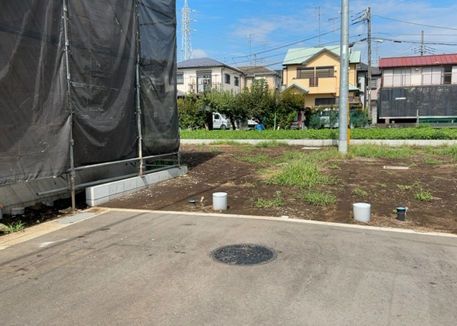 【前面道路含む現地写真】 | お持ちの車種によっては前面道路が広い方が便利でしょう。しかし、前面道路が広ければその分交通量が多くなるため、騒音などが気になる場合があります。実際に現地を見学し、周辺交通量や騒音などを確認しましょう！