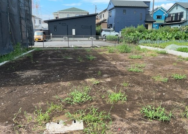 【玄関】 | 玄関は家の顔でもあり、家族以外の目にも止まる場所です。玄関は外との間を仕切る扉、靴などをしまっておく収納スペース、靴脱ぎのたたきスペース、来客とのやり取りをするドアホンなど複数のアイテムからなります。