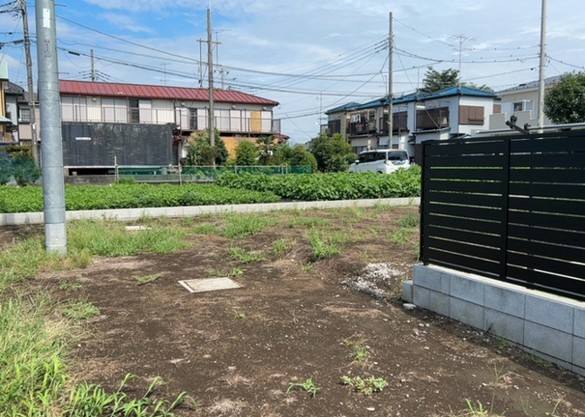 【外観】 | 現在は更地となっています。現地をご見学に行く際は、道路の幅や周辺の交通量、施設などをご確認頂くことをおすすめします！ある程度イメージをつけたいという場合は、同売主の施工事例や完成パースもお見せします。