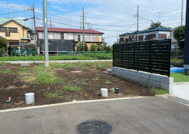 【前面道路含む現地写真】 | 住宅用の土地では前面道路に2m以上接していなければならないと法律で定められています。しかし、お持ちの車のサイズやライフスタイルなどにより、2mでは利便が悪い場合もございますので、事前に確認しましょう。