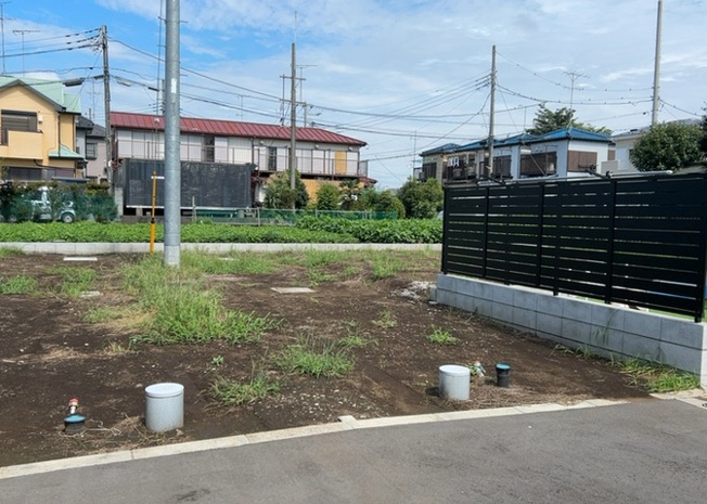 【前面道路含む現地写真】 | お持ちの車種によっては前面道路が広い方が便利でしょう。しかし、前面道路が広ければその分交通量が多くなるため、騒音などが気になる場合があります。実際に現地を見学し、周辺交通量や騒音などを確認しましょう！