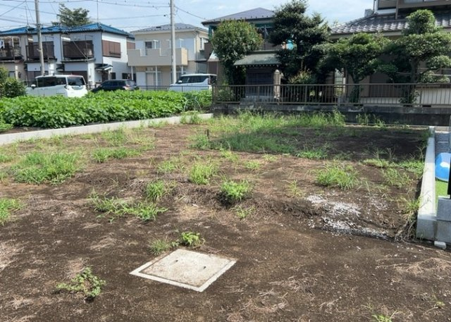 【玄関】 | 玄関は家の顔でもあり、家族以外の目にも止まる場所です。玄関は外との間を仕切る扉、靴などをしまっておく収納スペース、靴脱ぎのたたきスペース、来客とのやり取りをするドアホンなど複数のアイテムからなります。