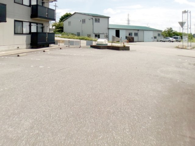 ブライダルハイツ戸出　Ｂの駐車場