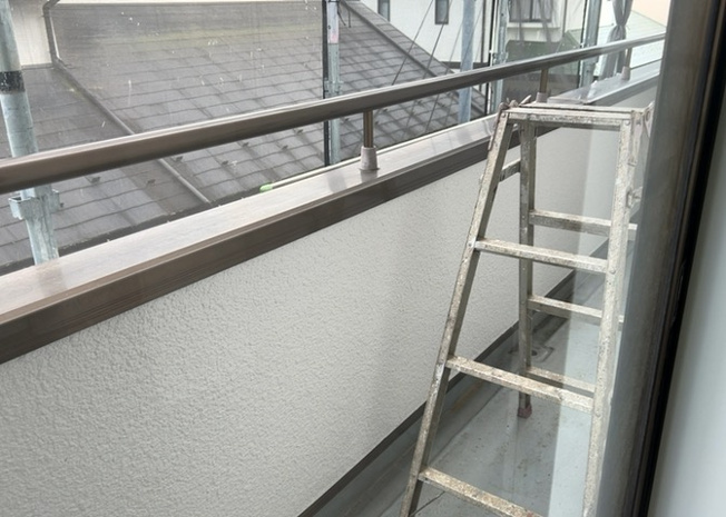 【バルコニー】 | 南向きで日当たり良好なワイドバルコニーです。陽光がたっぷりと降り注ぐため洗濯物や布団も乾きやすく、ガーデニングなども楽しめます。２階の居室から直接出入りできる開放的な外部スペースとなっております。