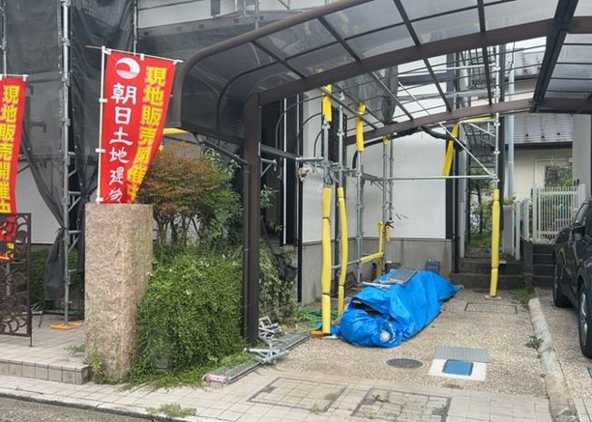 【駐車場】 | 敷地内には自家用車をスムーズに駐車できるカースペース（平面駐車場）を確保しております。前面道路は北側幅員約５．０ｍの公道となっており、お車の出入れや運転もしやすい配慮された環境です。