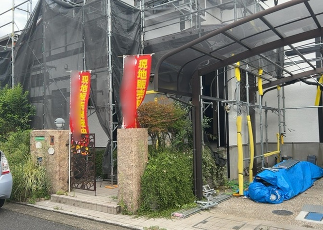 【前面道路含む現地写真】 | 八王子市城山手２丁目の閑静な住宅街に位置する現地前面道路写真です。幅員５．０ｍの公道に接しており通風や陽当りも確保しやすく、舗装も整っているため毎日のお買い物や通学・通勤の移動も快適に行えます。