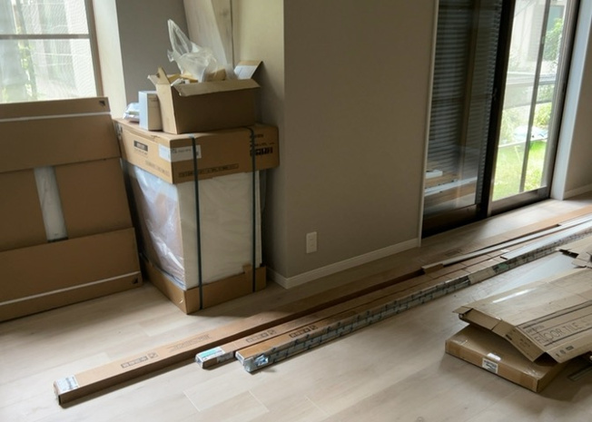 【居間・リビング】 | １８．９帖のＬＤＫは隣接する８．０帖の和室と一体的にも使え、大勢の来客時にもゆとりを持って対応できます。南向きの窓から明るい光が差し込む広々とした設計で、家族の団らんを優しく育む住空間です。