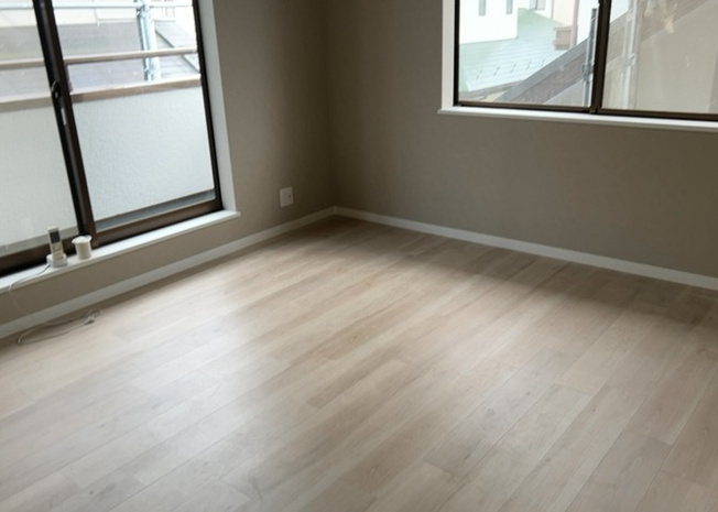 【子供部屋】 | 子供部屋にぴったりな２階の洋室です。全居室６帖以上の広さが確保されており、学習机やベッドを配置してもゆとりがあります。南向きの窓から自然光が差し込む明るく健康的な室内環境となっております。