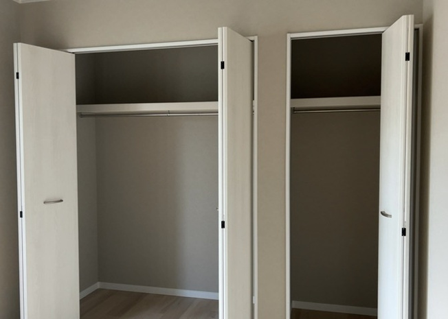 【収納】 | 衣服やバッグ、季節物の大型荷物までたっぷりと収められるウォークインクロゼットです。お部屋の中に余計な収納家具を置く必要がなくなり、居室スペースを広くすっきりと有効活用することができます。