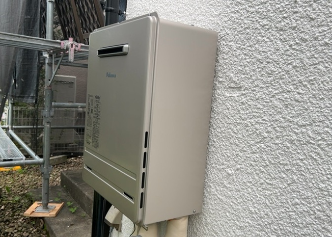 【発電・温水設備】 | ２０２６年８月に新品へと交換予定の給湯器設備です。効率的にお湯を沸かす高機能な給湯システムにより、毎日のバスタイムやキッチンでの作業を快適にサポート。都市ガス仕様でランニングコストも抑えられます。