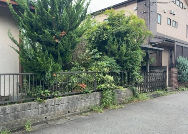 【外観】 | 土地の形が極端に長細かったり、狭小地、あるいは道路との高低差がある傾斜地だった場合、後々売ろうとしても買い手がつかない場合もあります。後々、売却することになった時に価値の下がらない土地を選びましょう。