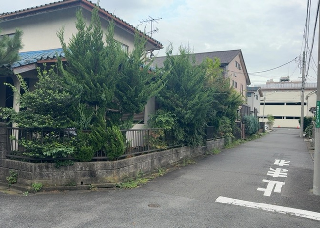 【外観】 | 現地に行くなら、物件の周囲の地形がどうなっているかを見ることも大切です。周辺より低くなっている土地では、大雨などで水が集まりやすいため、地盤が弱くなっているということも考えられるため、注意が必要です。
